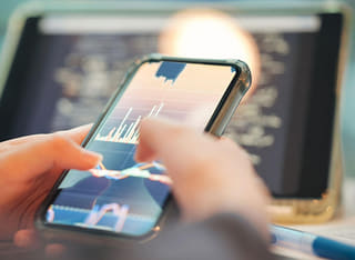 Processus de retrait et de transfert de fonds transparent consulté par un investisseur
