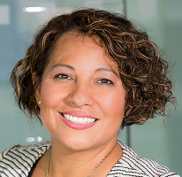 Claire Ashford, responsable de la conformité et experte financière, portrait.